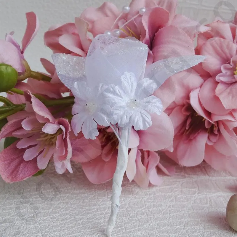 Бутониера за гости на сватба - Бяла роза от органза, посипана с бял брокат, модел 140