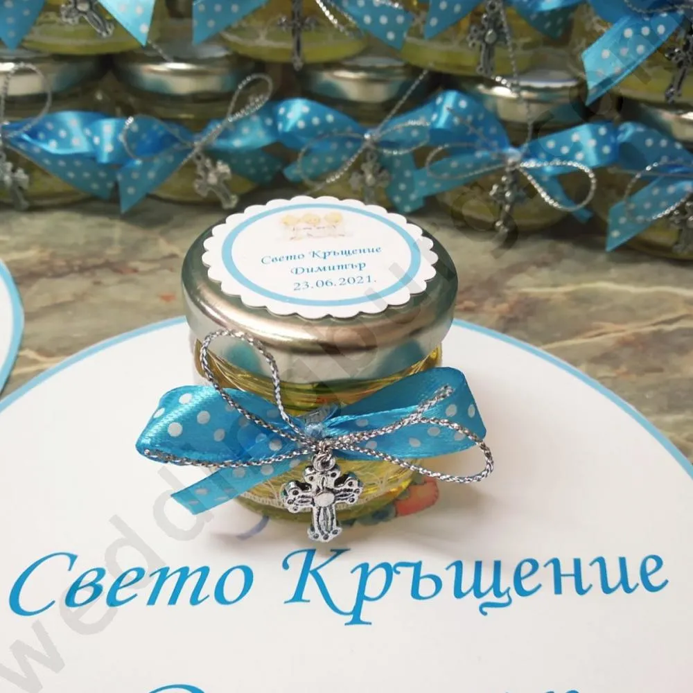 Подаръци за гости на кръщене - тематични бурканчета с мед аранжирани с ктъстче и панделка в цвят по избор на клиента, модел PG124